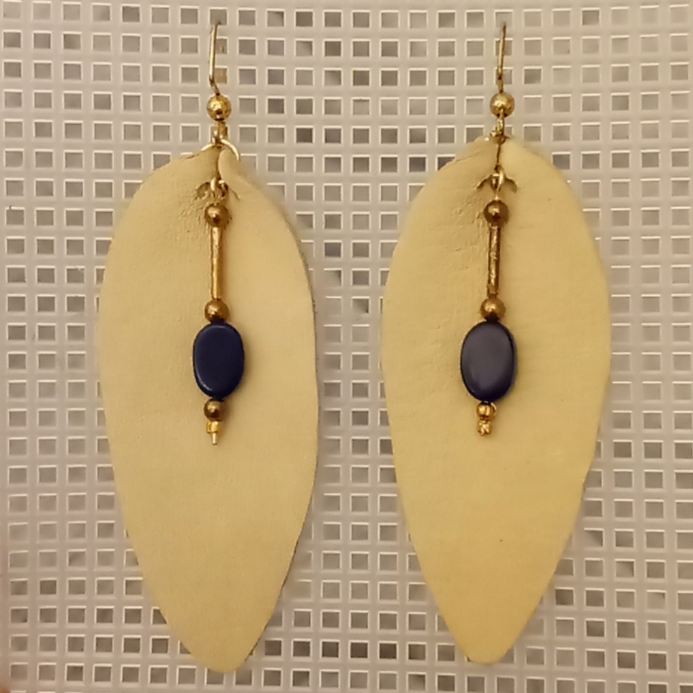 Teadrop leather earring with stones.